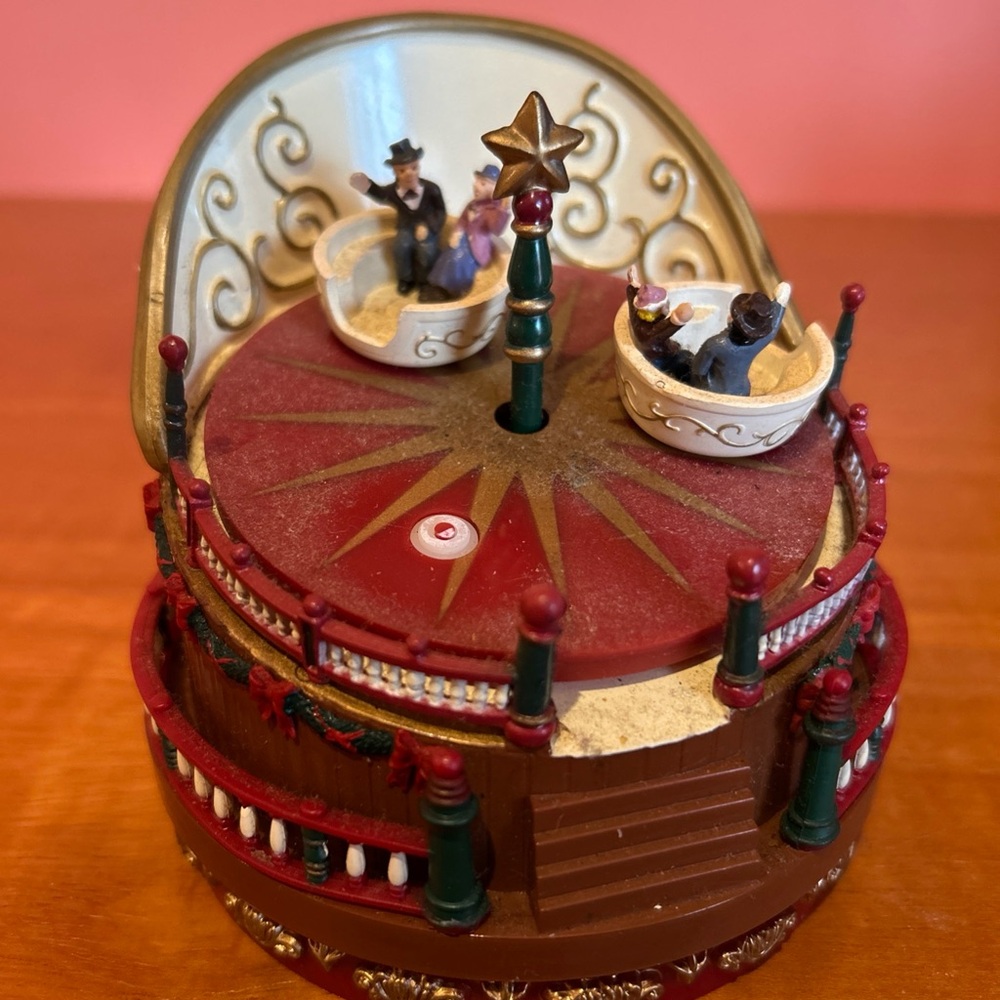 Vintage Mr Christmas Teacup carousel Music Box Animated Works!